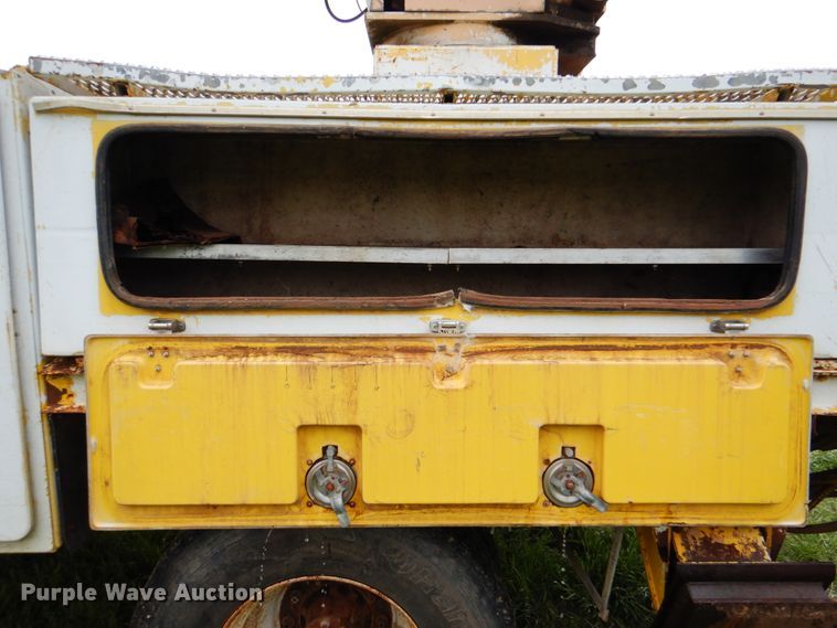 image for item DK5655 1995 International 4800  digger derrick truck