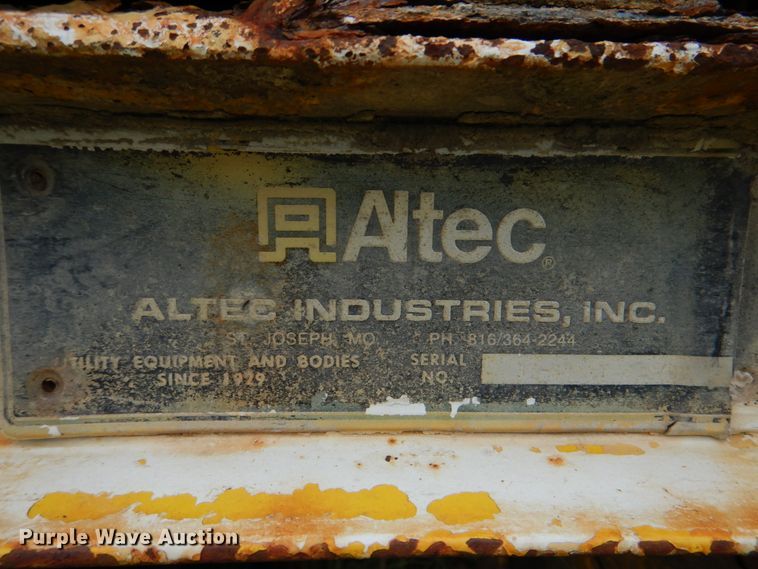 image for item DK5655 1995 International 4800  digger derrick truck