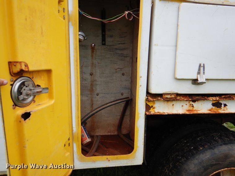 image for item DK5655 1995 International 4800  digger derrick truck