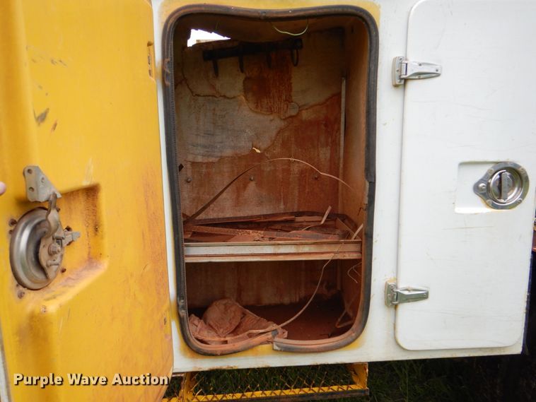 image for item DK5655 1995 International 4800  digger derrick truck