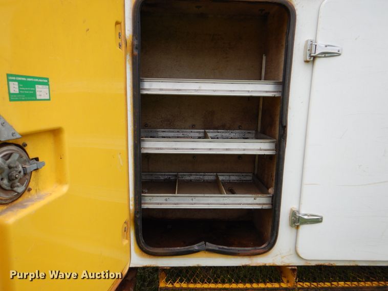 image for item DK5655 1995 International 4800  digger derrick truck