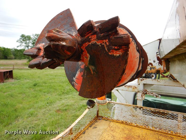 image for item DK5655 1995 International 4800  digger derrick truck