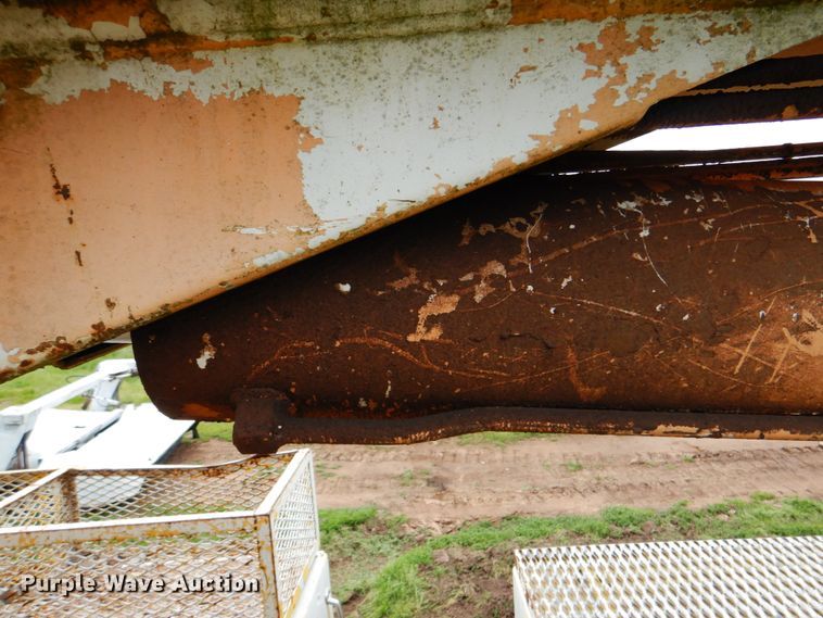 image for item DK5655 1995 International 4800  digger derrick truck