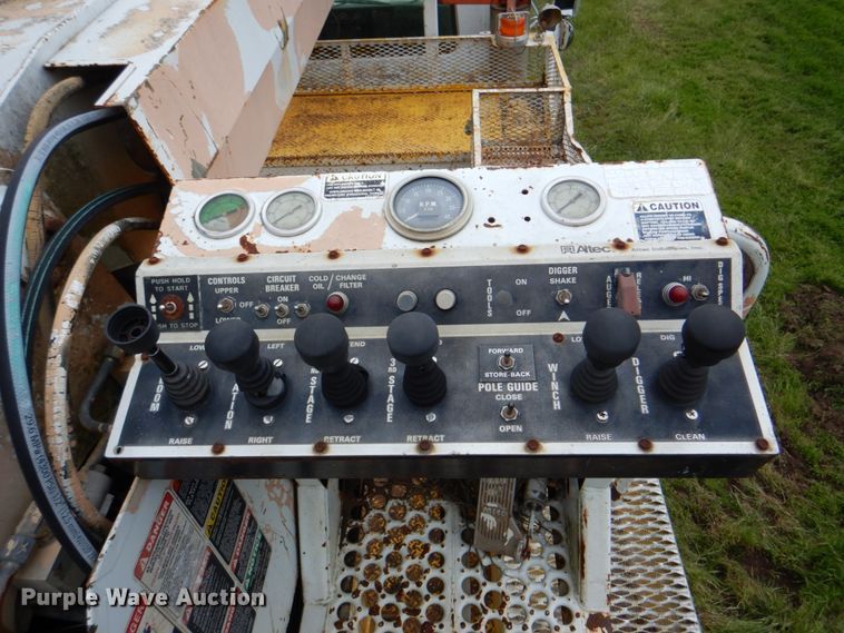 image for item DK5655 1995 International 4800  digger derrick truck