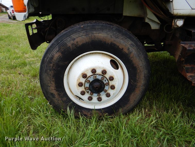 image for item DK5655 1995 International 4800  digger derrick truck