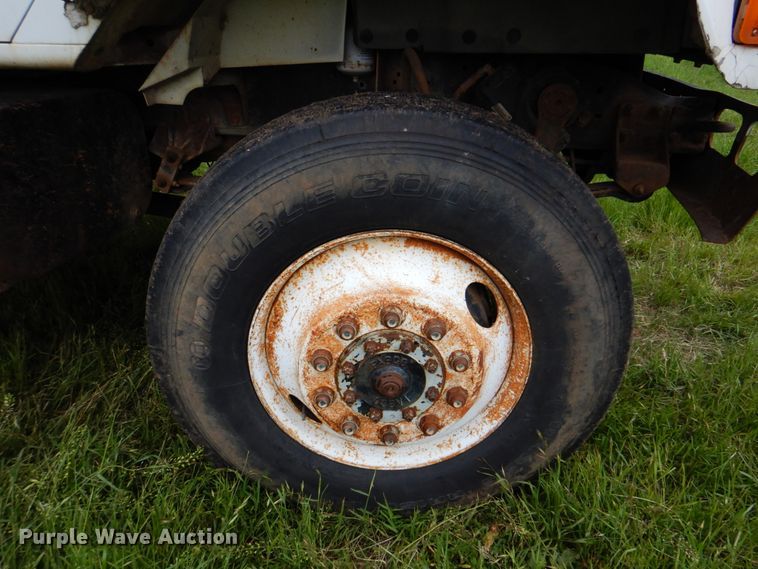 image for item DK5655 1995 International 4800  digger derrick truck