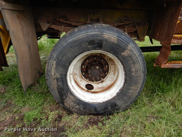 image for item DK5655 1995 International 4800  digger derrick truck