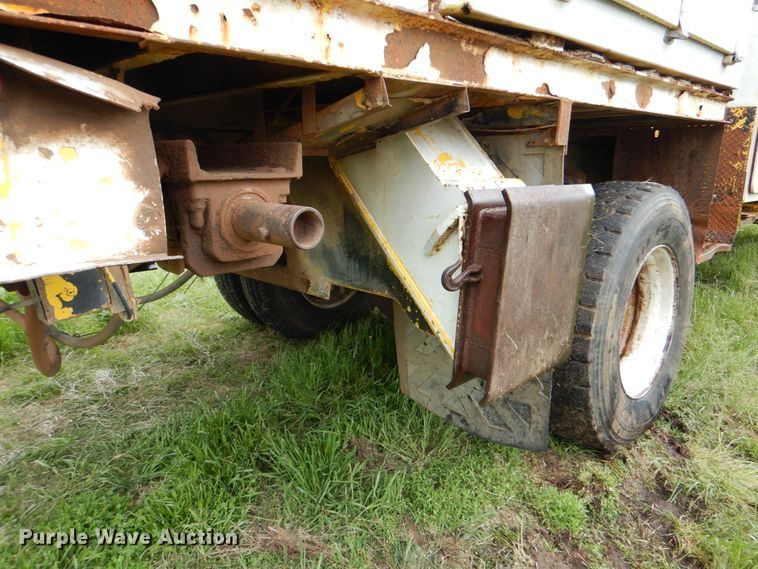 image for item DK5655 1995 International 4800  digger derrick truck