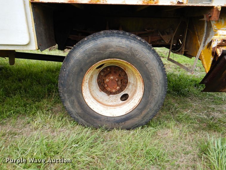 image for item DK5655 1995 International 4800  digger derrick truck