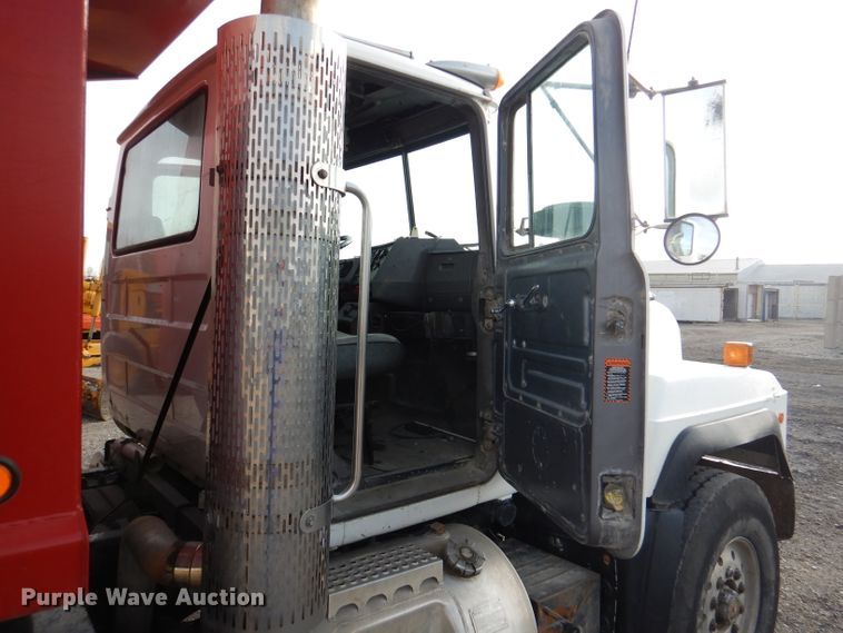 image for item DL8005 1991 Mack RD688S  dump truck