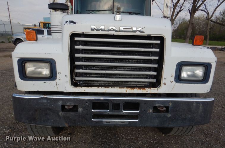 image for item DL8005 1991 Mack RD688S  dump truck