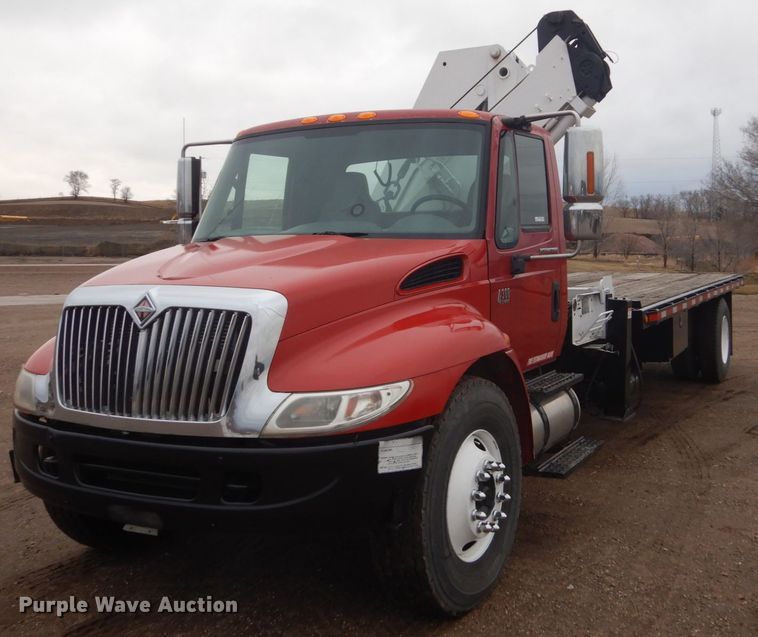 image for item HE9549 2007 International 4300  crane truck