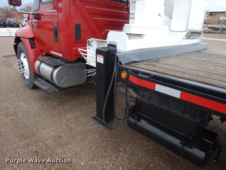 image for item HE9549 2007 International 4300  crane truck