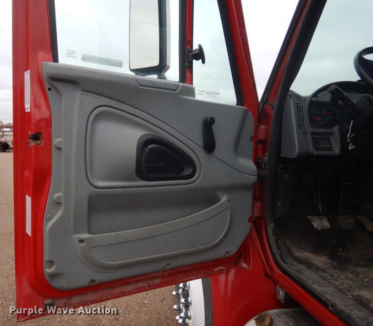 image for item HE9549 2007 International 4300  crane truck