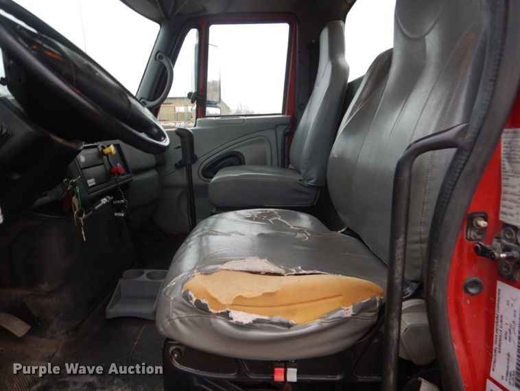 image for item HE9549 2007 International 4300  crane truck