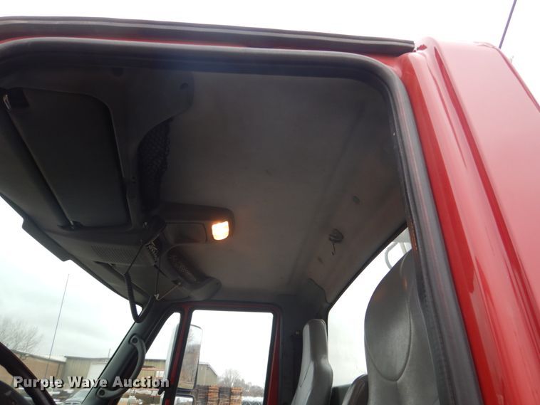 image for item HE9549 2007 International 4300  crane truck