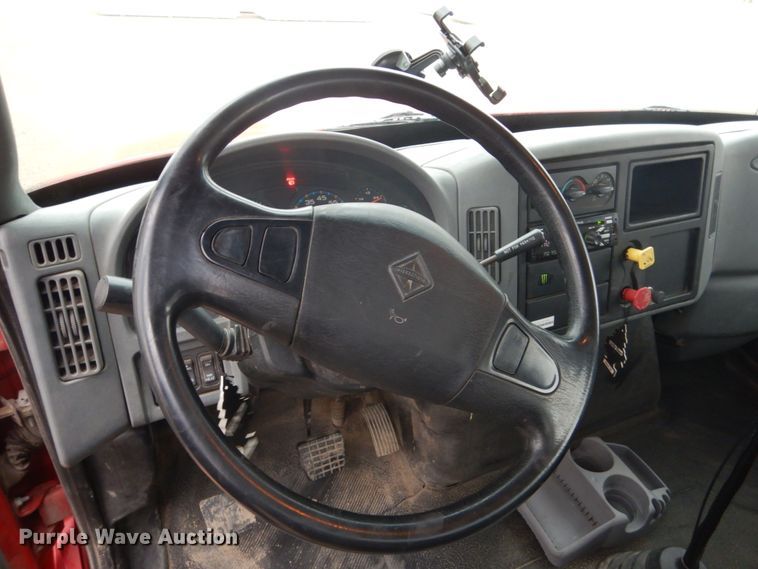 image for item HE9549 2007 International 4300  crane truck