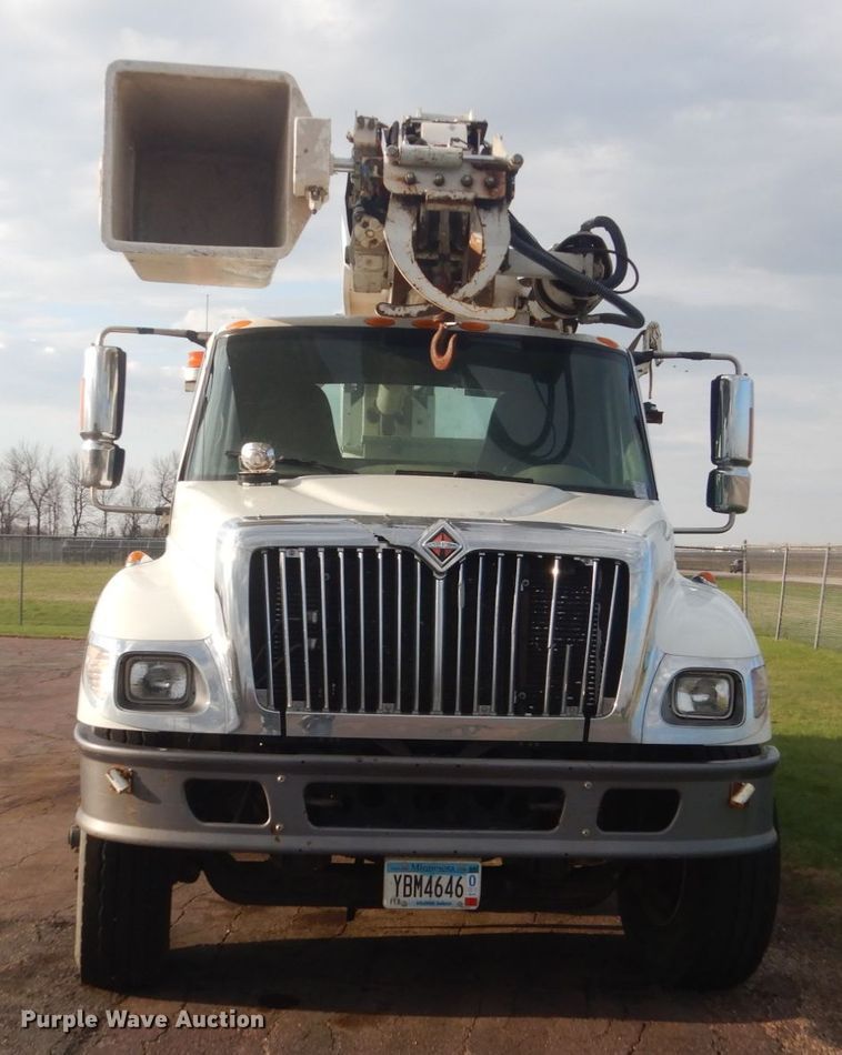 image for item HE9682 2002 International 7400  digger derrick truck