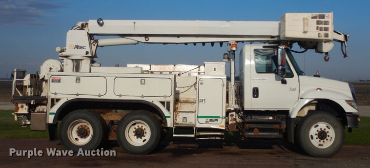 image for item HE9682 2002 International 7400  digger derrick truck