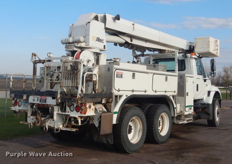 image for item HE9682 2002 International 7400  digger derrick truck