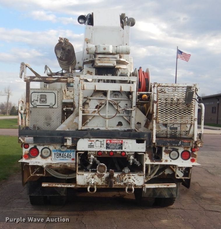 image for item HE9682 2002 International 7400  digger derrick truck