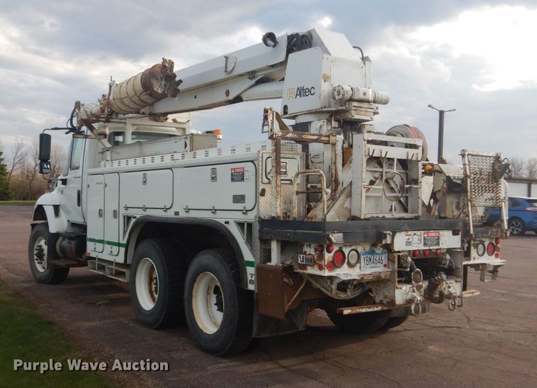 image for item HE9682 2002 International 7400  digger derrick truck