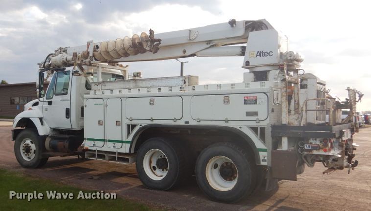 image for item HE9682 2002 International 7400  digger derrick truck