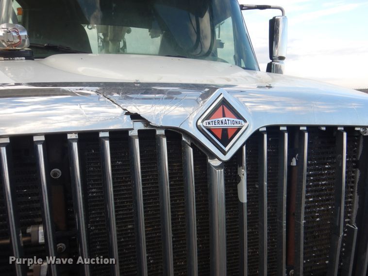 image for item HE9682 2002 International 7400  digger derrick truck