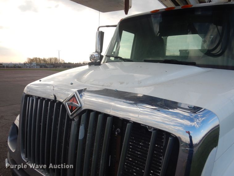 image for item HE9682 2002 International 7400  digger derrick truck