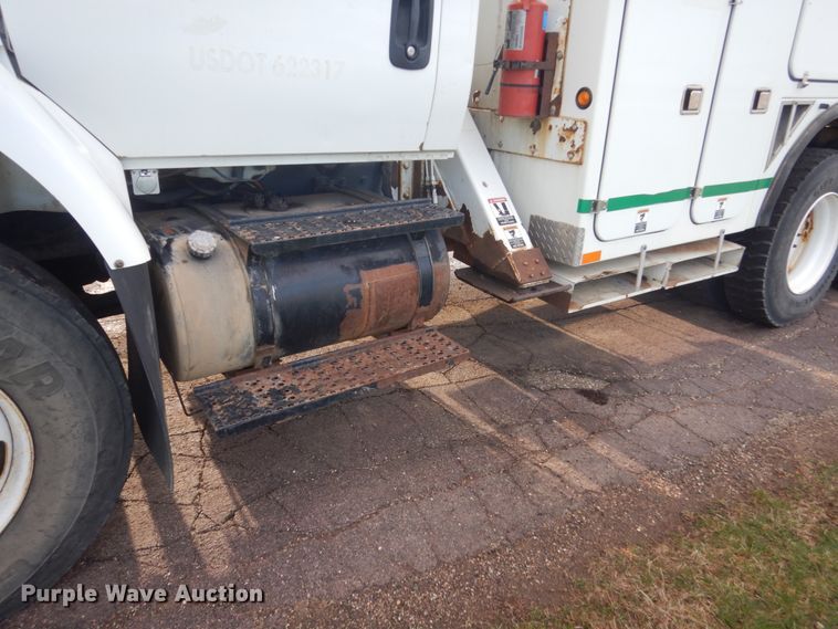 image for item HE9682 2002 International 7400  digger derrick truck