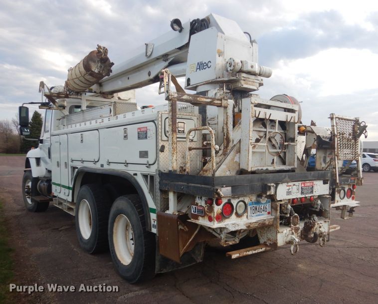 image for item HE9682 2002 International 7400  digger derrick truck