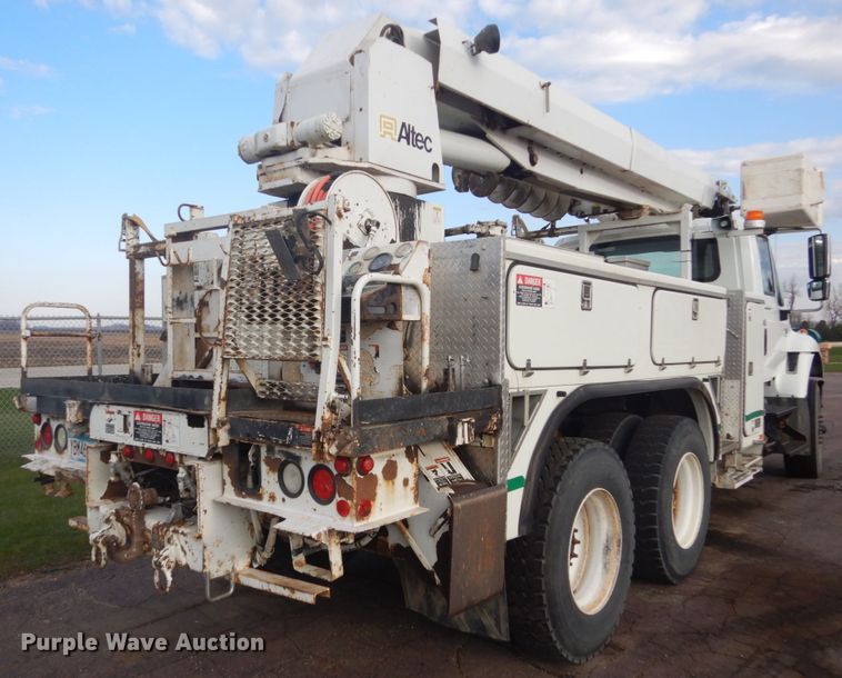 image for item HE9682 2002 International 7400  digger derrick truck