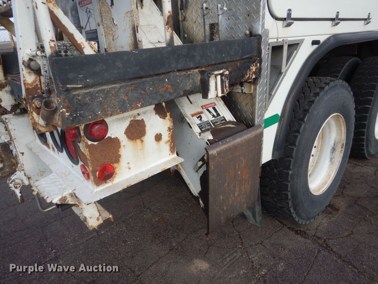 image for item HE9682 2002 International 7400  digger derrick truck