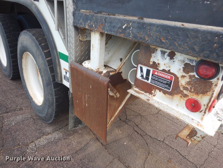 image for item HE9682 2002 International 7400  digger derrick truck