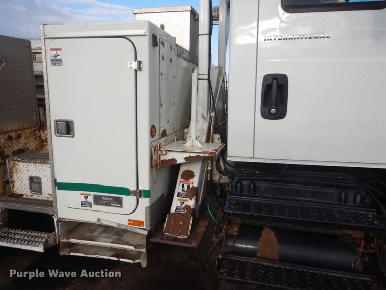 image for item HE9682 2002 International 7400  digger derrick truck