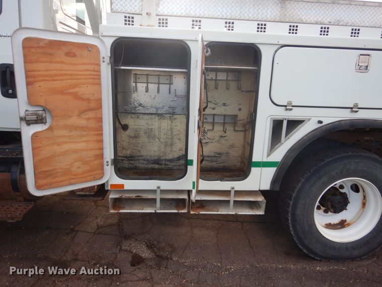 image for item HE9682 2002 International 7400  digger derrick truck