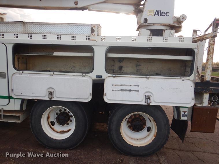 image for item HE9682 2002 International 7400  digger derrick truck