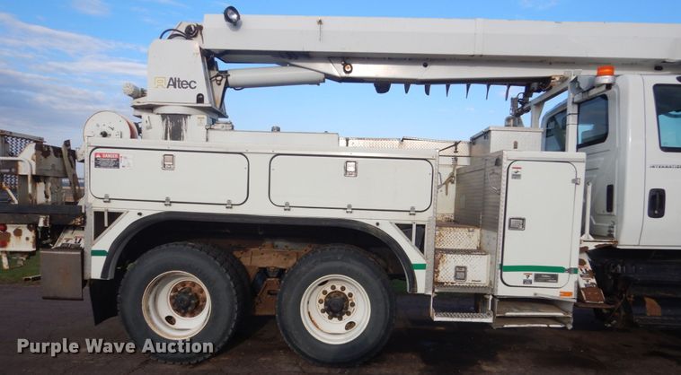 image for item HE9682 2002 International 7400  digger derrick truck