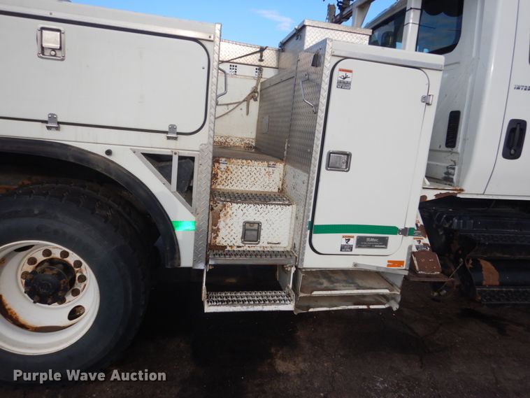 image for item HE9682 2002 International 7400  digger derrick truck