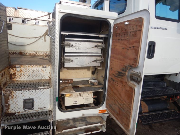 image for item HE9682 2002 International 7400  digger derrick truck