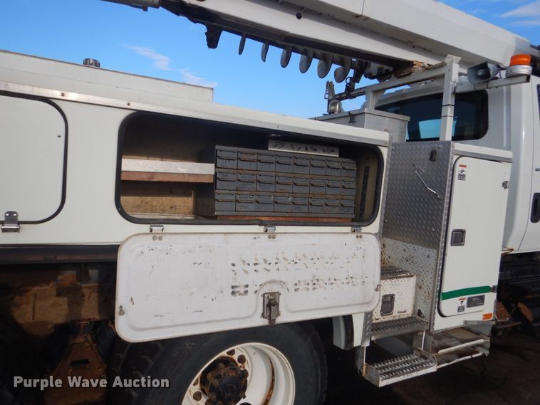 image for item HE9682 2002 International 7400  digger derrick truck