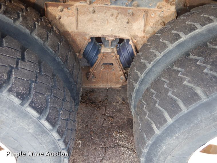 image for item HE9682 2002 International 7400  digger derrick truck