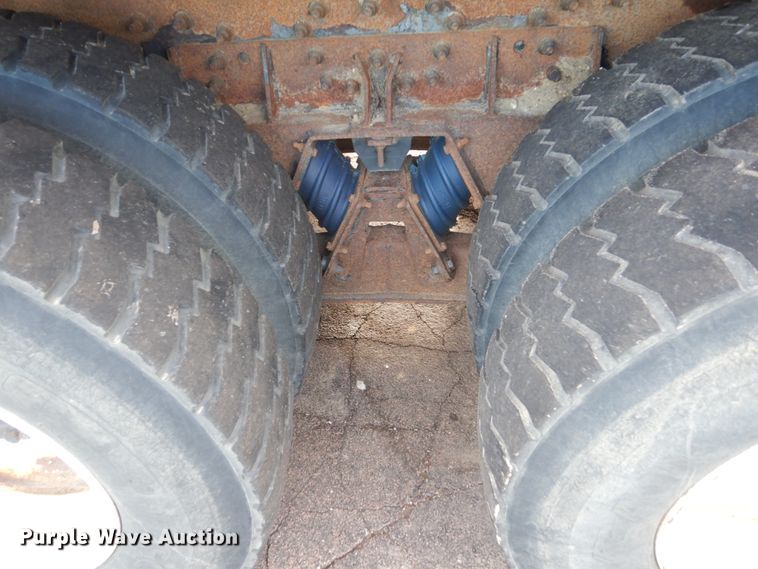 image for item HE9682 2002 International 7400  digger derrick truck