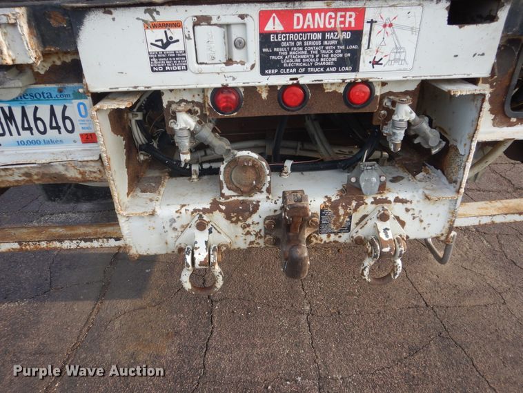 image for item HE9682 2002 International 7400  digger derrick truck