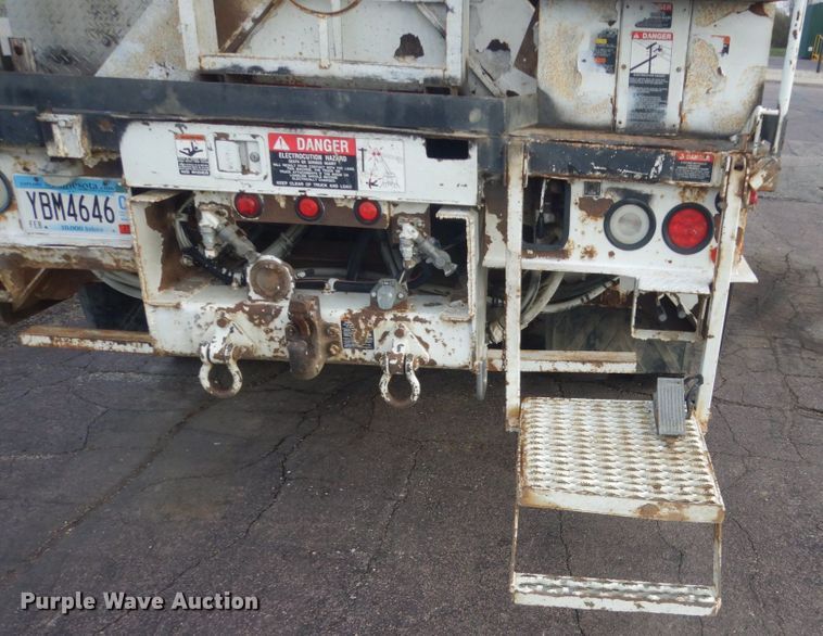 image for item HE9682 2002 International 7400  digger derrick truck