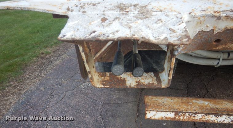 image for item HE9682 2002 International 7400  digger derrick truck