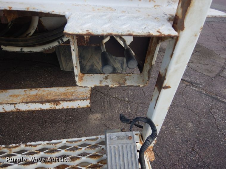 image for item HE9682 2002 International 7400  digger derrick truck