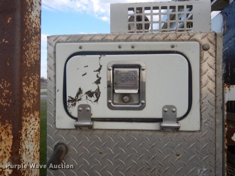 image for item HE9682 2002 International 7400  digger derrick truck