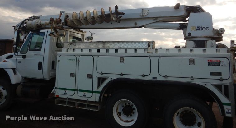 image for item HE9682 2002 International 7400  digger derrick truck