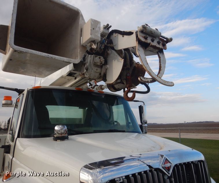 image for item HE9682 2002 International 7400  digger derrick truck